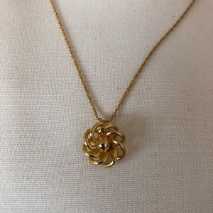 Gold flower pendant/necklace